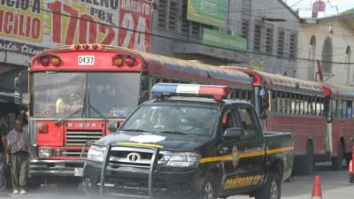 Las autoridades policiales realizan patrullajes en mercados y puntos de buses, pero la extorsión no desaparece.