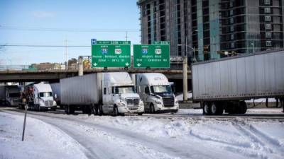 Texas comienza a recuperarse del azote de las tormentas invernales que dejaron decenas de muertos y millones de afectados en el estado sureño de EEUU./AFP.