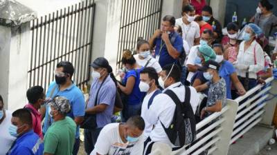 Al hospital del norte del Seguro Social llegan afiliados para atenciones y recibir medicamento Maiz. Fotos: Amílcar Izaguirre y Moisés Valenzuela.