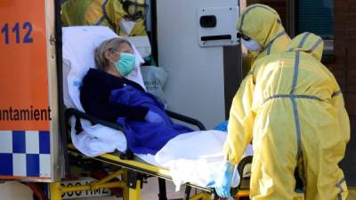 Los hospitales de Madrid y Barcelona se encuentran desbordados por los miles de infectados por el Covid 19.-AFP.