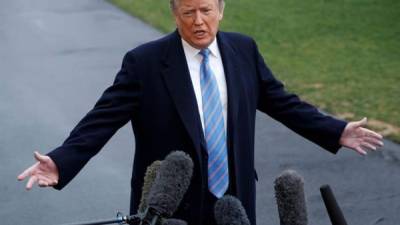 El presidente estadounidense, Donald Trump, atiende a los medios antes de embarcar en el Marine One, en la Casa Blaca de Washington, EEUU. EFE