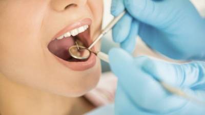 Es importante realizar anualmente una visita al odontólogo para una limpieza dental.