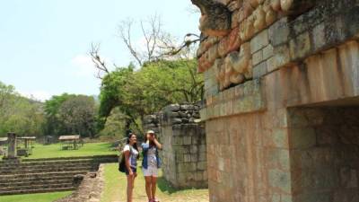 Dos turistas recorren las Ruinas de Copán. Uno de los sitios arqueológicos más emblemáticos de la región.