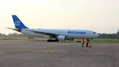 El Airbus 330-200 de la empresa española Air Europa llega al aeropuerto internacional Ramon Villeda Morales de San Pedro Sula, este 27 de abril de 2017, al iniciar vuelos directos a Honduras desde Madrid. EFE