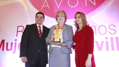 Lucy Kawas fue la galardonada del Premio Mujer Avon 2012.