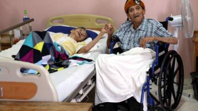 Doña María y don José reciben atención médica y terapias en el Asilo del Hospital San Felipe. Este sábado celebrarán el Día del Adulto Mayor.