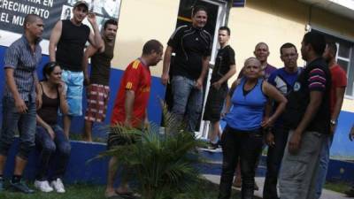 Foto de Archivo. Un grupo de migrantes cubanos que fue detenido en Honduras mientras buscaba movilizarse hacia Estados Unidos.