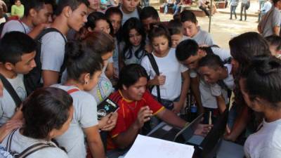 Los colegiales prestan atención a un instructor en la plaza Froylán Turcios. Foto: Jorge Monzón