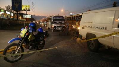 Las autoridades acordonaron la unidad de transporte donde se produjo el crimen.