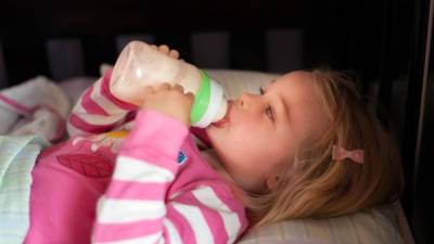 La leche de fórmula contiene los nutrientes que necesita el niño y evita que sufra de intolerancia a la lactosa.