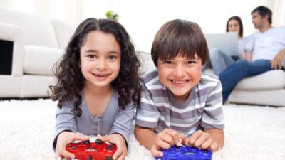 Jugar videojuegos en 3D puede potenciar el aprendizaje complejo y la memoria en la adultez.