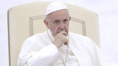 El papa Francisco rezando durante una audiencia general de los miércoles en la plaza de San Pedro en el Vaticano. EFE/Archivo