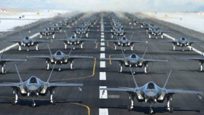 La Fuerza Aérea de Estados Unidos realizó una demostración de fuerza con 52 cazas de guerra F-35, el mismo número de objetivos que el presidente Donald Trump amenazó con atacar en Irán en una nueva escalada de tensiones entre Washington y Teherán.