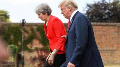 Pie de foto; El presidente de EE.UU., Donald J. Trump (dcha), y la primera ministra británica, Theresa May, bajan del escenario tras dar una rueda de prensa al término de la reunión que celebraron ayer viernes en Chequers, Aylesbury (Reino Unido). Foto de EFE.