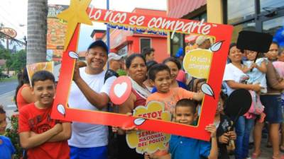 Los colaboradores sacaban cada 15 minutos varias libras de pollo recién hechas para distribuirlas entre grandes y pequeños, que aprovecharon para posar con el cuadro de selfies.