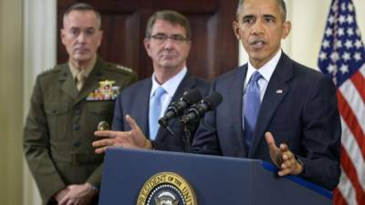 Obama junto a los jefes del Departamento de Defensa y la Marina, Ashton Carter y Joseph F. Dunford.