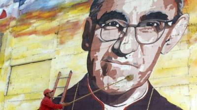 La 'voz de los sin voz', monseñor Óscar Arnulfo Romero, llegará a los altares el próximo 23 de mayo tras un largo proceso promovido desde 1990, diez años después de su asesinato en plena misa en su natal El Salvador.