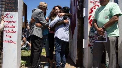 Las autoridades migratorias accedieron a abrir la puerta en la frontera entre San Diego y Tijuana. AFP.