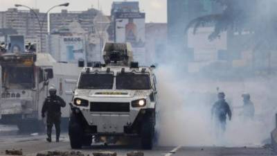 Miembros de la Guardia Nacional (GNB) intentan detener una manifestación opositora el 19 de junio de 2017, en Caracas (Venezuela). EFE/Archivo