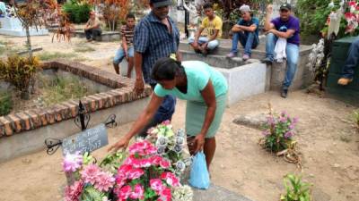 Doña Luz Aracely Paz y su esposo llegaron al cementerio general cuando hacían las exhumaciones.