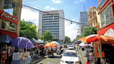 Carritos de ventas móviles invaden dos carriles de la tercera avenida.