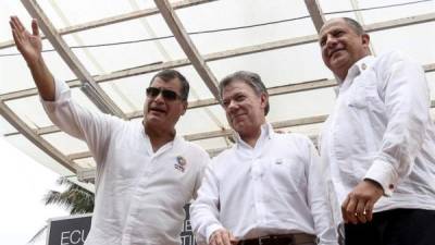 Correa (izq.) junto a los presidentes de Colombia, Juan Manuel Santos (centro) y Guillermo Solís, de Costa Rica, durante la firma del acuerdo de límites marítimos entre los tres países.