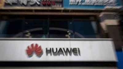 Fachada de una tienda de Huawei en Pekín, China. La dirigencia de la compañía considera que puede resistir el impacto de las sanciones estadounidenses.