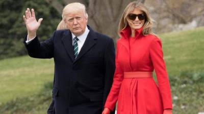 El presidente de EE. UU., Donald J. Trump (I) junto a la primera dama, Melania Trump (D). EFE/Archivo