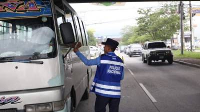 Agentes de la Dirección de Vialidad ejecutando operativos en el bulevar del este, salida a La Lima.