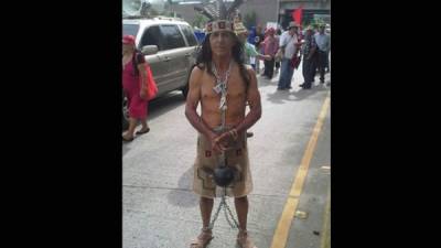 Un hombre vestido del cacique Lempira.