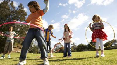 Los niños que practican actividades al aire libre son más saludables y sociables.