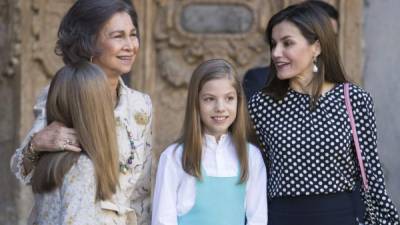 La reina Letizia de España (d) junto a las princesas Sofia (frente d) y Leonor (frente i) y la reina madre Sofía a su salida de la misa de Resurrección./ AFP PHOTO / JAIME REINA