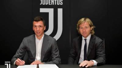 Mario Mandzukic amplió este jueves su relación deportiva con la Juventus hasta 2021. Fue acompañado durante la renovación por el checo Pavel Nedved, director deportivo del club turinés.