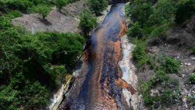 Un tramo del río Las Cañas muestra la contaminación de sus aguas cerca de la localidad de Apopa, 12 km al norte de San Salvador.