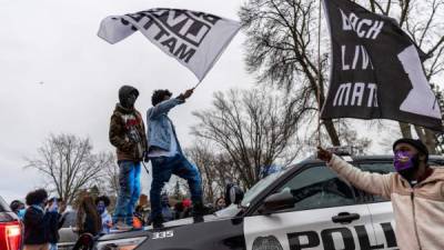 Violentas protestas se registraron la noche del domingo en Brooklyn Center, un barrio de la ciudad de Mineápolis, tras la muerte de un afroamericano a manos de un policía, que las autoridades calificaron como un 'fatal error' este lunes.