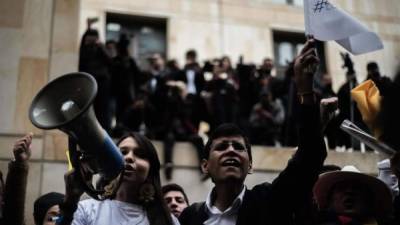 Simpatizantes del expresidente de Colombia Álvaro Uribe se manifiestan este martes frente a la Corte Suprema de Justicia, en Bogotá (Colombia). EFE/ Juan Zarama Perini.