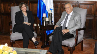 La embajadora de Estados Unidos en Honduras, Lisa Kubiske, visitó de cortesía al presidente del Congreso Nacional, Mauricio Oliva.