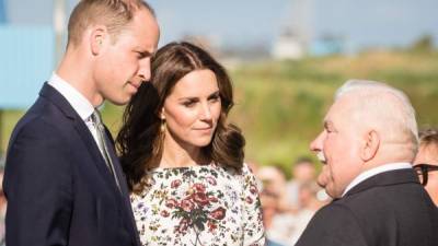 'Cada uno de nosotros carga con el gran peso de la responsabilidad de garantizar que sabremos sacar lecciones, y que el horror de lo que pasó no se olvidará jamás y no se repetirá jamás', añadieron Guillermo y Kate.// AFP PHOTO / Wojtek Radwanski