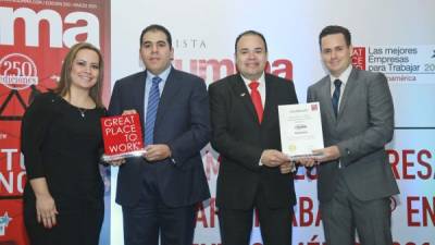 Mario Faraj y Luis Caballero, al centro, recibieron la acreditación empresarial.