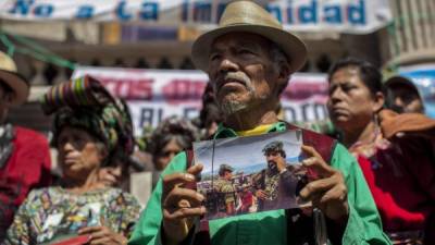 Sobrevivientes del conflicto armado que hubo en Guatemala entre 1960-1996 realizaron un plantón frente al Congreso.