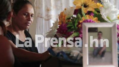 Familiares de José Omar Ruiz lamentaron al frente del ataúd la muerte del joven en la masacre del martes en Choloma.