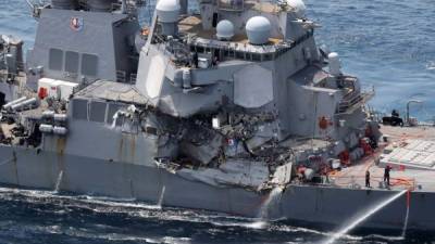 El choque causó fuerte daño en el buque estadounidense y provocó una entrada de agua.
