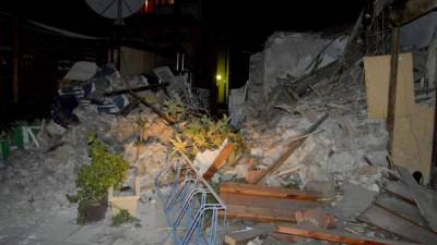 Una cafetería cubierta por escombros, como consecuencia de un terremoto de 6,4 grados en la escala de Richter, registrado en la isla griega de Kos. EFE