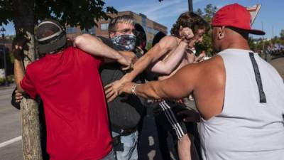 Un hombre murió por un disparo en el pecho en la ciudad de Portland (Oregón, EEUU) después de que el sábado por la noche se registraran fuertes enfrentamientos entre simpatizantes del presidente, Donald Trump, y miembros del movimiento 'Black Lives Matter' (Las vidas negras importan).