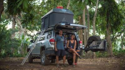 Ernesto y Taisa mientras acampan en una finca de café en Gracias, Lempira.