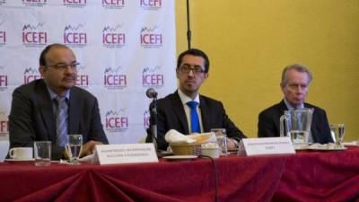 Jonathan Menkos, director de Icefi, -en el centro de la foto- emitió la alerta para Centroamérica.