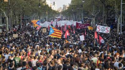 Miles de catalanes se han volcado a las calles de Barcelona para exigir su independencia de España.