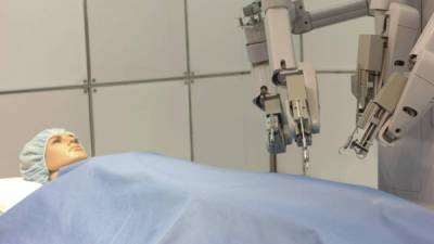 Los robots se usan en muchos procedimientos quirúrgicos, como la cirugía de derivación cardiaca.