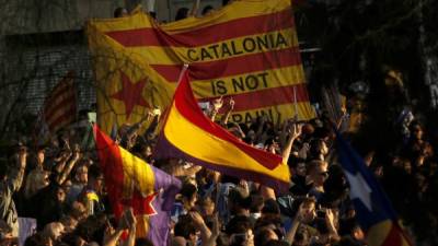 Miles de catalanes salieron a las calles para respaldar los resultados del referéndum a favor de la independencia. “Cataluña no es España”, se leía en una de las esteladas.