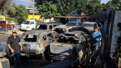 El autolote y llantera Primera Calle quedó destruido en un 90%.